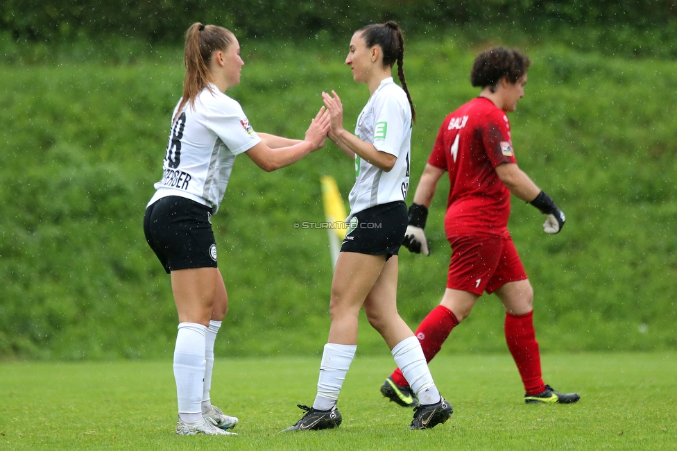 Sturm Damen - Suedburgenland
OEFB Frauen Bundesliga, 18. Runde, SK Sturm Graz Damen - FC Suedburgenland, STFV Arena Graz, 29.05.2022. 

Foto zeigt Anna Maria Wirnsberger (Sturm Damen) und Andrea Glibo (Sturm Damen)
