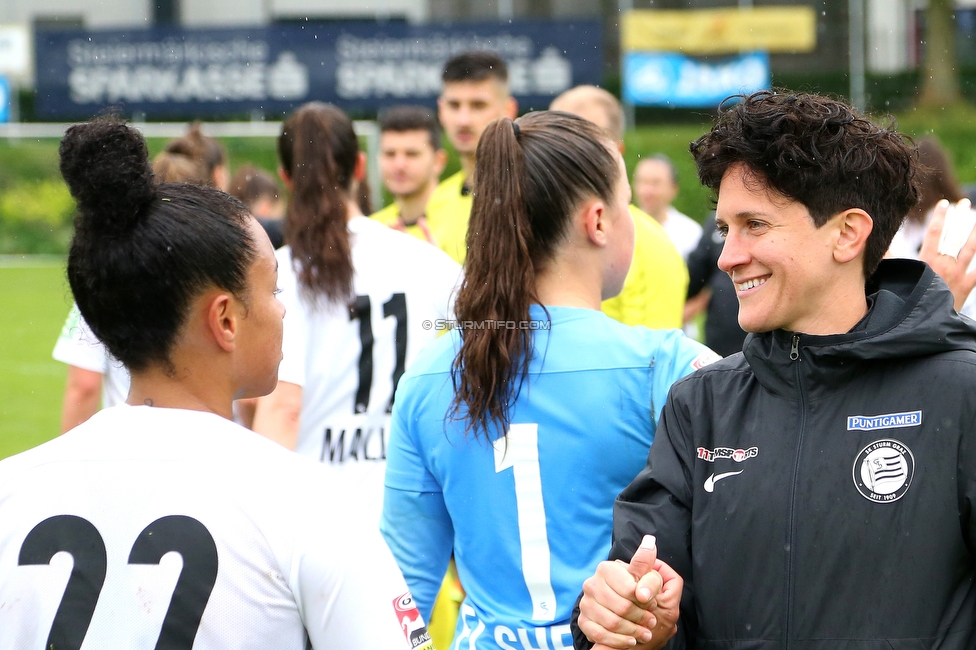 Sturm Damen - Suedburgenland
OEFB Frauen Bundesliga, 18. Runde, SK Sturm Graz Damen - FC Suedburgenland, STFV Arena Graz, 29.05.2022. 

Foto zeigt Marie-Yasmine Alidou (Sturm Damen) und Emily Cancienne (Assistenz Trainer Sturm Damen)
