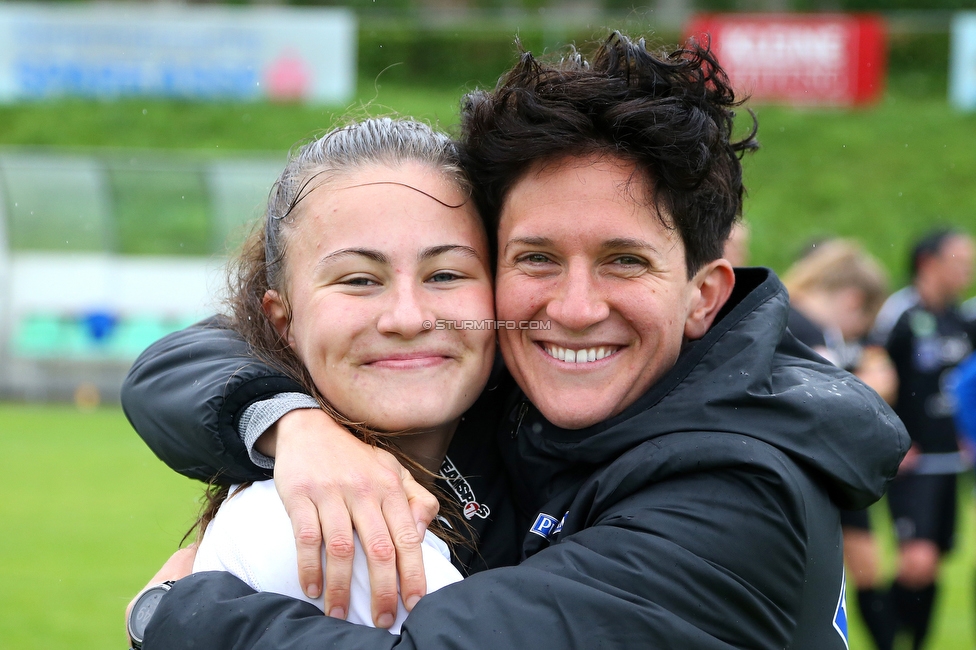 Sturm Damen - Suedburgenland
OEFB Frauen Bundesliga, 18. Runde, SK Sturm Graz Damen - FC Suedburgenland, STFV Arena Graz, 29.05.2022. 

Foto zeigt Annabel Schasching (Sturm Damen) und Emily Cancienne (Assistenz Trainer Sturm Damen)
