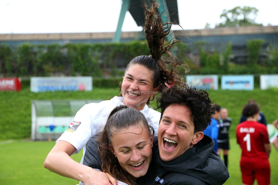 Sturm Damen - Suedburgenland
OEFB Frauen Bundesliga, 18. Runde, SK Sturm Graz Damen - FC Suedburgenland, STFV Arena Graz, 29.05.2022. 

Foto zeigt Annabel Schasching (Sturm Damen), Anna Malle (Sturm Damen) und Emily Cancienne (Assistenz Trainer Sturm Damen)
