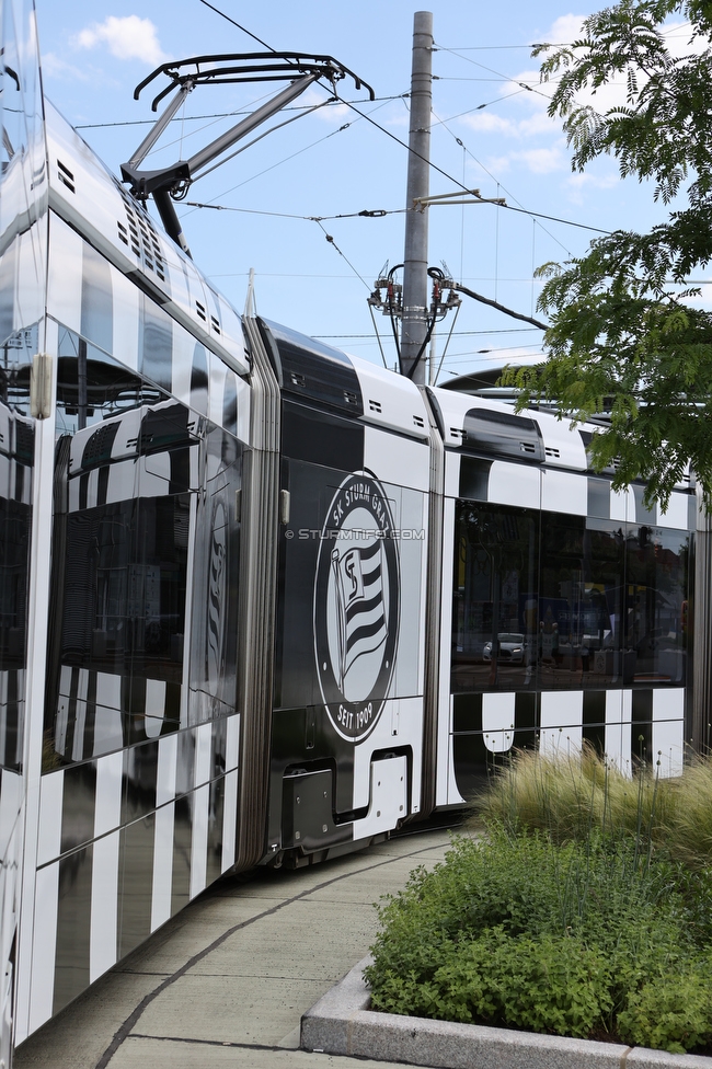 Sturm Strassenbahn
SK Sturm Graz Abo Vorverkauf, Praesentation Sturm Strassenbahn, Stadion Liebenau Graz, 01.06.2022.

Foto zeigt die Sturm Strassenbahn
