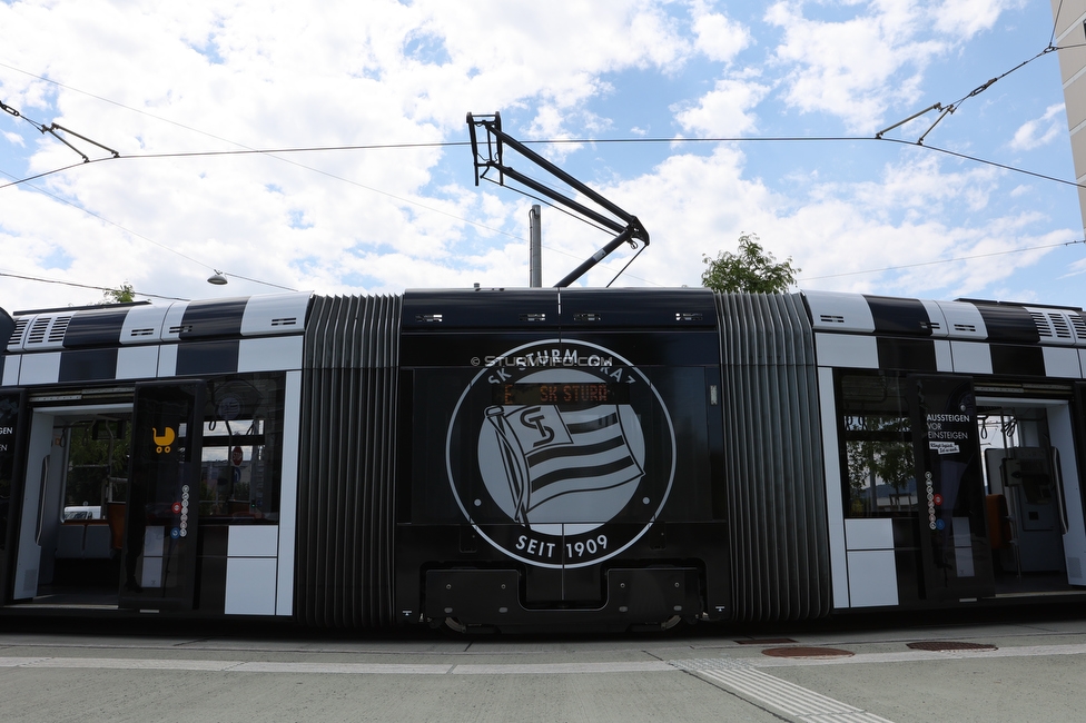 Sturm Strassenbahn
SK Sturm Graz Abo Vorverkauf, Praesentation Sturm Strassenbahn, Stadion Liebenau Graz, 01.06.2022.

Foto zeigt die Sturm Strassenbahn
