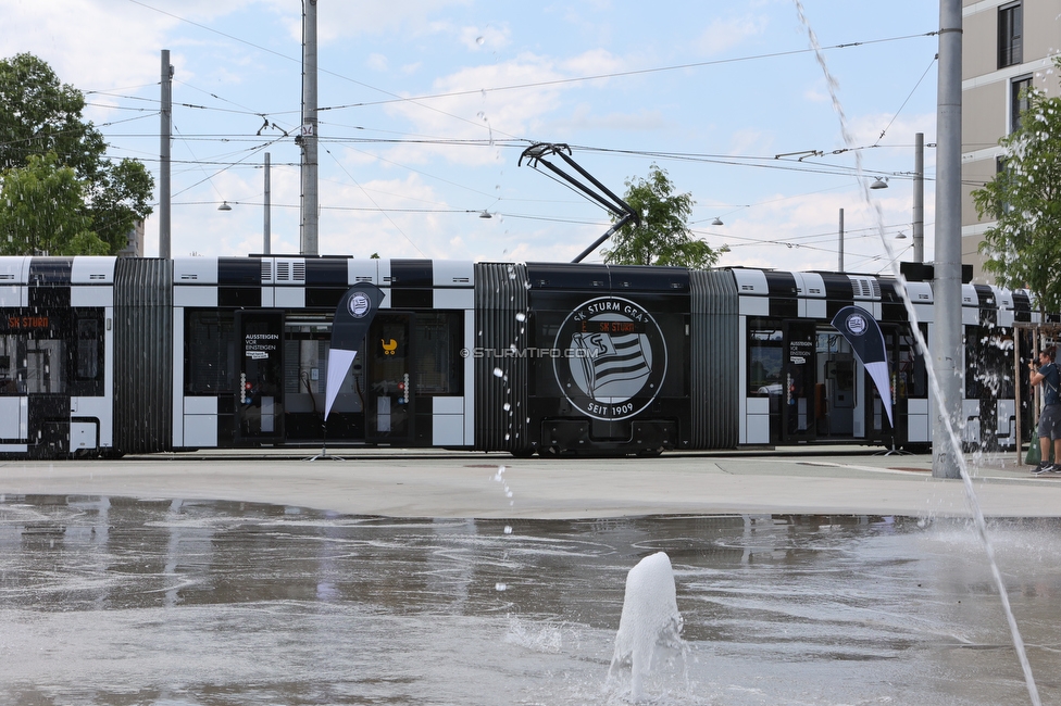 Sturm Strassenbahn
SK Sturm Graz Abo Vorverkauf, Praesentation Sturm Strassenbahn, Stadion Liebenau Graz, 01.06.2022.

Foto zeigt die Sturm Strassenbahn
