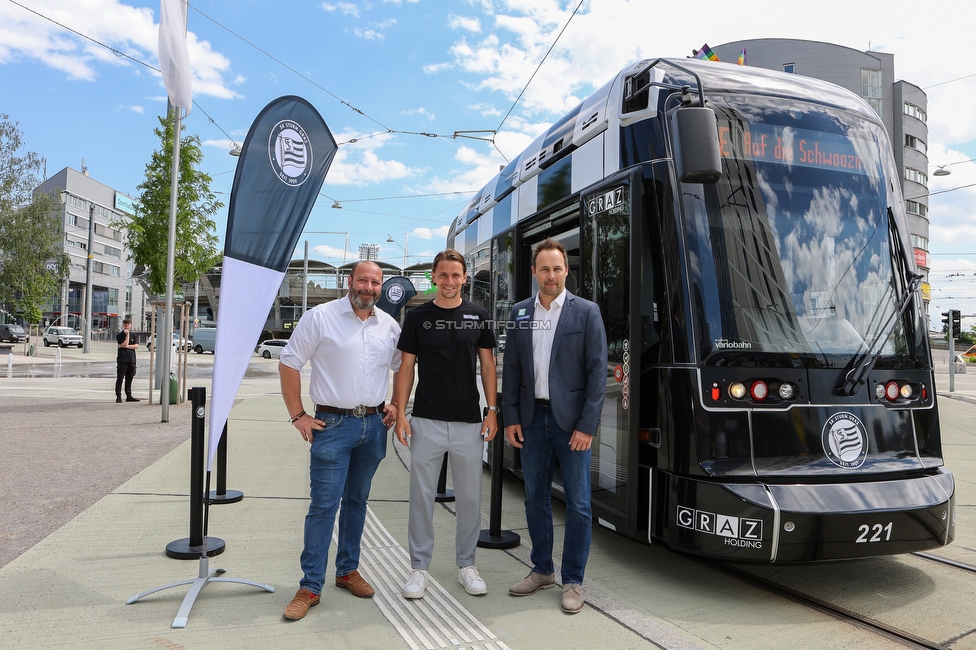 Sturm Strassenbahn
SK Sturm Graz Abo Vorverkauf, Praesentation Sturm Strassenbahn, Stadion Liebenau Graz, 01.06.2022.

Foto zeigt Mark Perz (Holding Graz), Stefan Hierlaender (Sturm) und Thomas Tebbich (wirtsch. Geschaeftsfuehrer Sturm)
