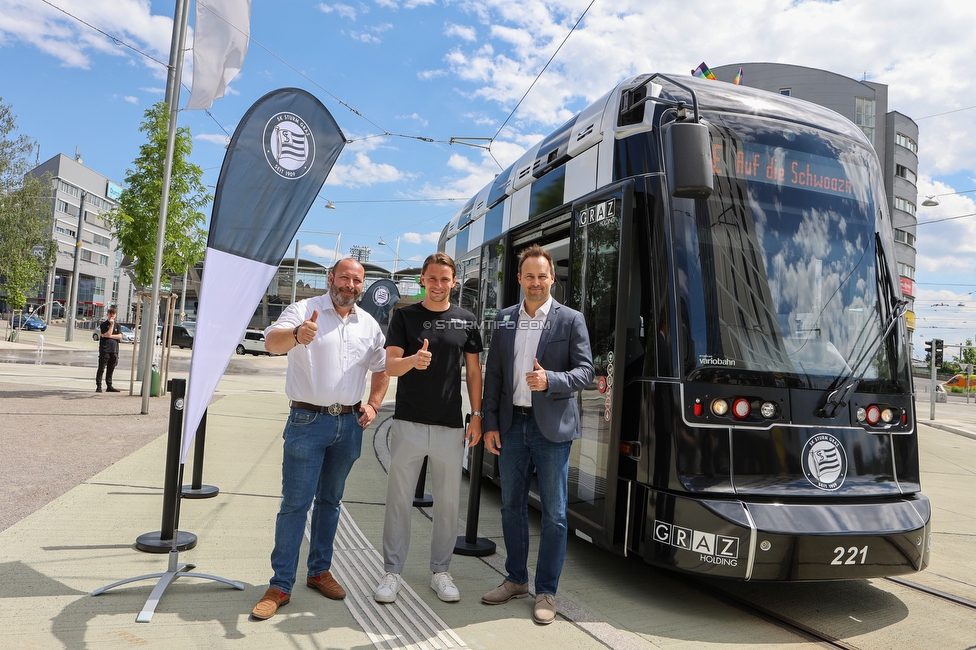 Sturm Strassenbahn
SK Sturm Graz Abo Vorverkauf, Praesentation Sturm Strassenbahn, Stadion Liebenau Graz, 01.06.2022.

Foto zeigt Mark Perz (Holding Graz), Stefan Hierlaender (Sturm) und Thomas Tebbich (wirtsch. Geschaeftsfuehrer Sturm)
