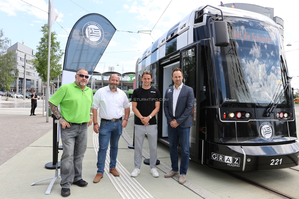 Sturm Strassenbahn
SK Sturm Graz Abo Vorverkauf, Praesentation Sturm Strassenbahn, Stadion Liebenau Graz, 01.06.2022.

Foto zeigt einen Mitarbeiter der Holding Graz, Mark Perz (Holding Graz), Stefan Hierlaender (Sturm) und Thomas Tebbich (wirtsch. Geschaeftsfuehrer Sturm)
