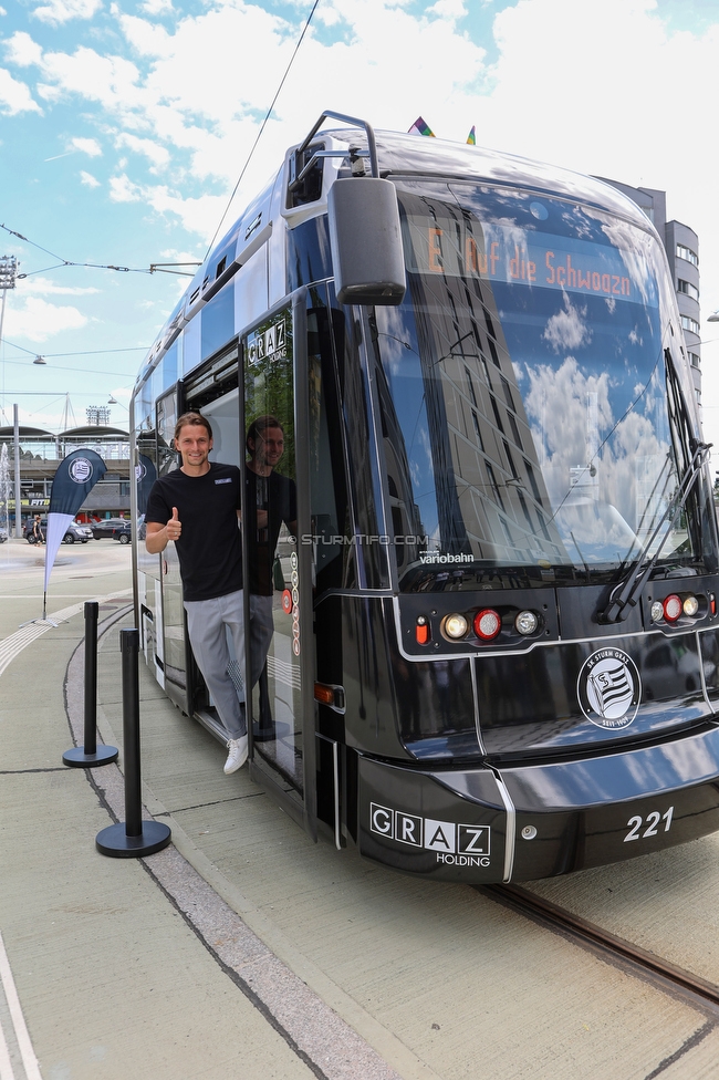 Sturm Strassenbahn
SK Sturm Graz Abo Vorverkauf, Praesentation Sturm Strassenbahn, Stadion Liebenau Graz, 01.06.2022.

Foto zeigt Stefan Hierlaender (Sturm)
