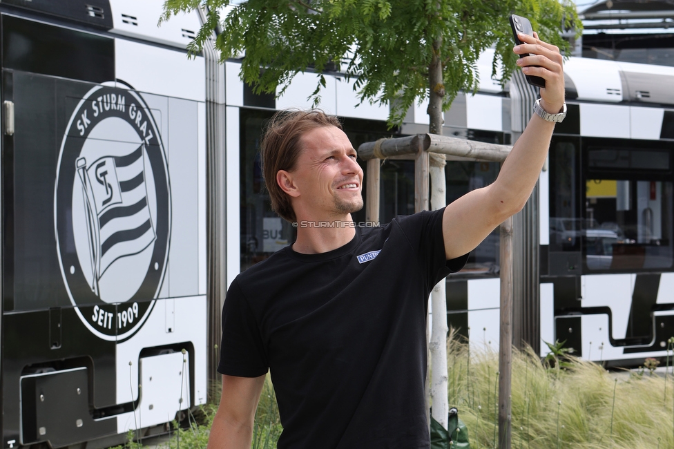 Sturm Strassenbahn
SK Sturm Graz Abo Vorverkauf, Praesentation Sturm Strassenbahn, Stadion Liebenau Graz, 01.06.2022.

Foto zeigt Stefan Hierlaender (Sturm)
