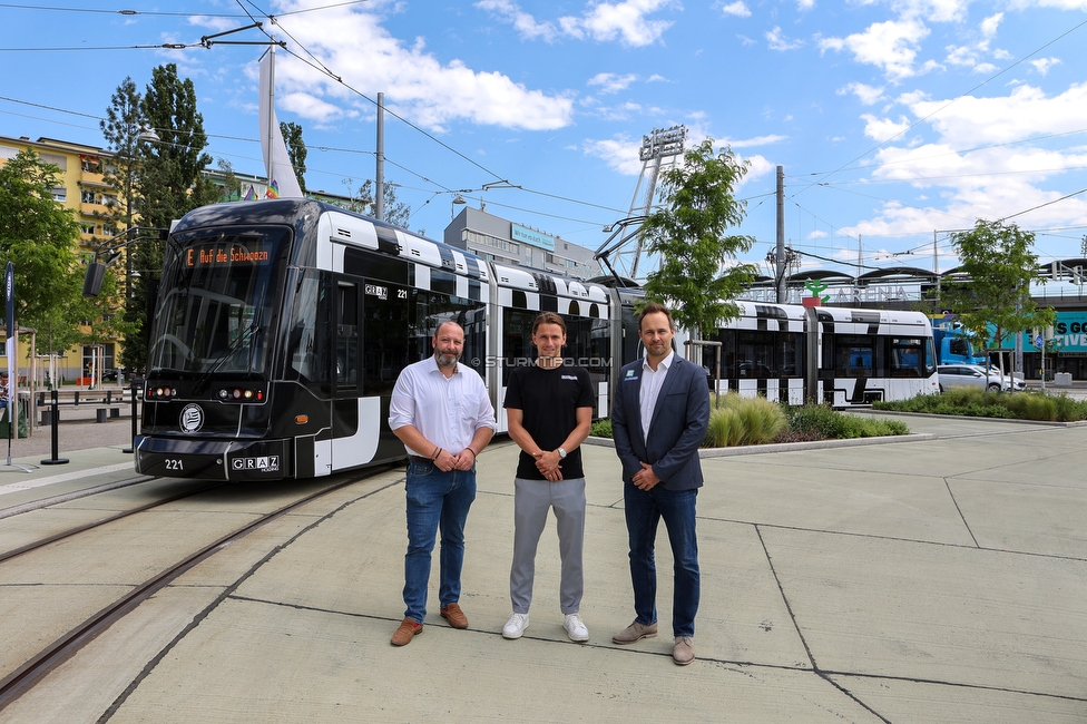 Sturm Strassenbahn
SK Sturm Graz Abo Vorverkauf, Praesentation Sturm Strassenbahn, Stadion Liebenau Graz, 01.06.2022.

Foto zeigt Mark Perz (Holding Graz), Stefan Hierlaender (Sturm) und Thomas Tebbich (wirtsch. Geschaeftsfuehrer Sturm)
