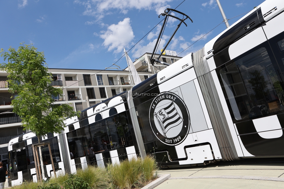 Sturm Strassenbahn
SK Sturm Graz Abo Vorverkauf, Praesentation Sturm Strassenbahn, Stadion Liebenau Graz, 01.06.2022.

Foto zeigt die Sturm Strassenbahn
