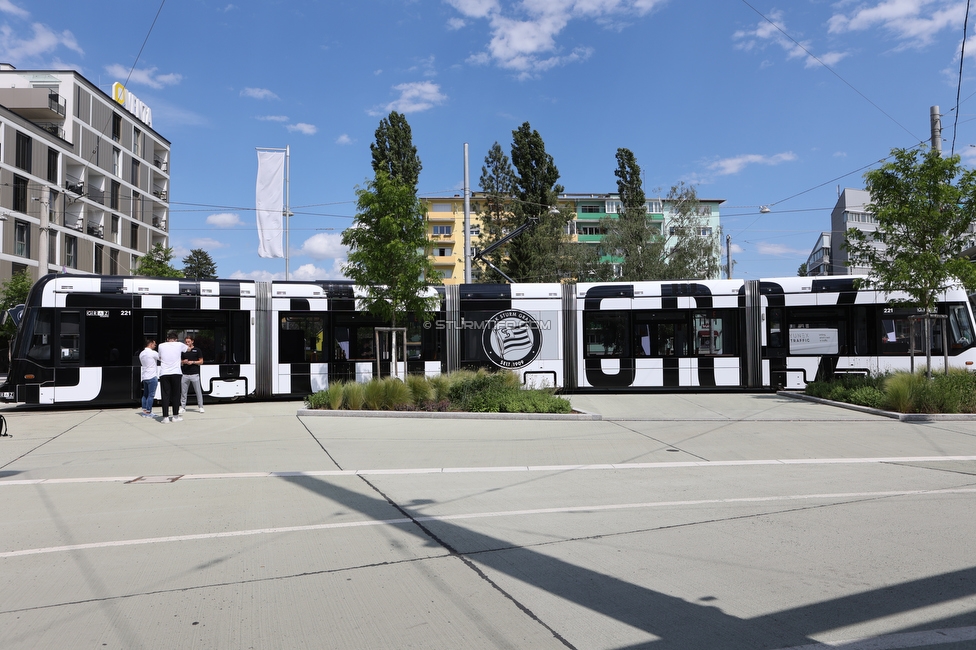 Sturm Strassenbahn
SK Sturm Graz Abo Vorverkauf, Praesentation Sturm Strassenbahn, Stadion Liebenau Graz, 01.06.2022.

Foto zeigt die Sturm Strassenbahn
