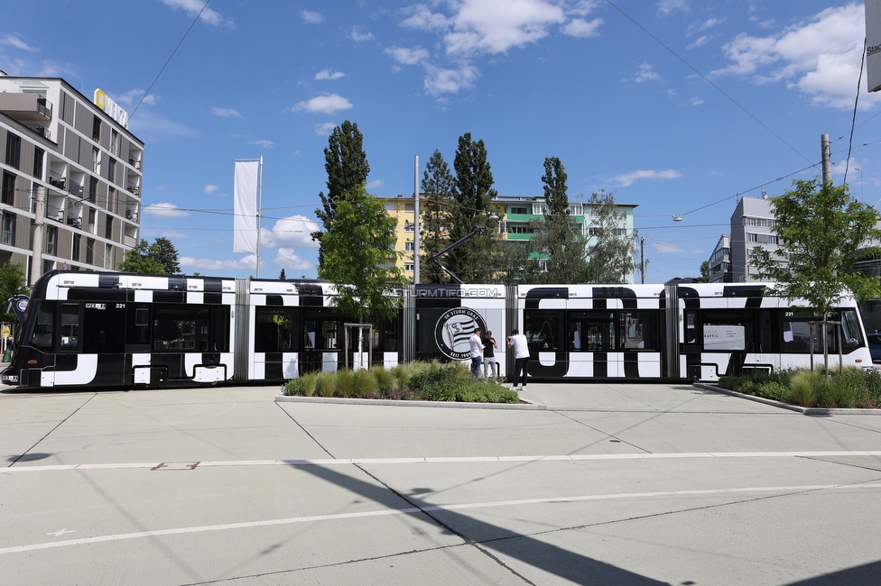 Sturm Strassenbahn
SK Sturm Graz Abo Vorverkauf, Praesentation Sturm Strassenbahn, Stadion Liebenau Graz, 01.06.2022.

Foto zeigt die Sturm Strassenbahn
