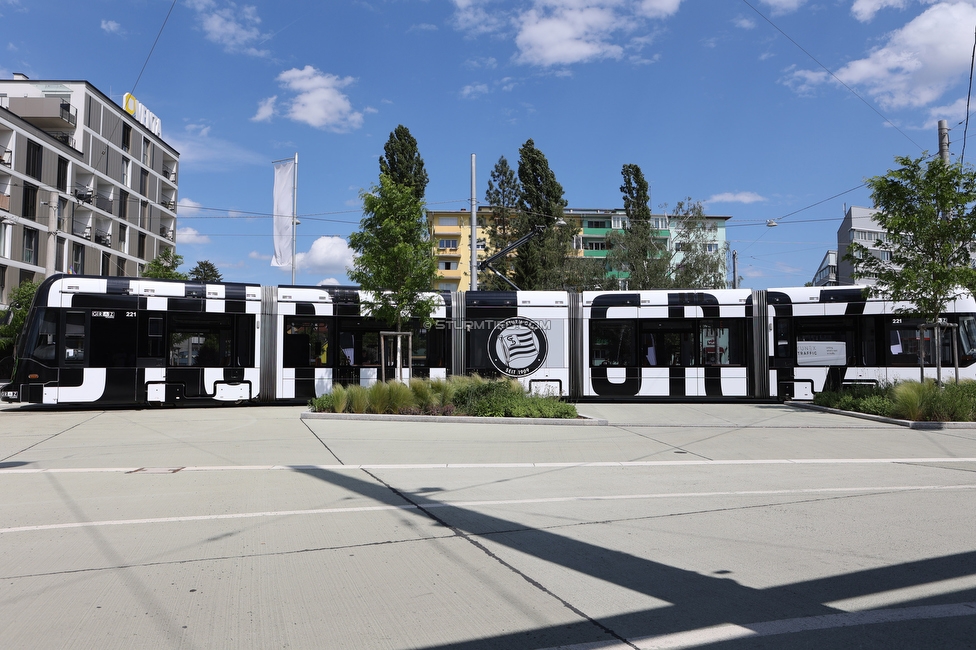 Sturm Strassenbahn
SK Sturm Graz Abo Vorverkauf, Praesentation Sturm Strassenbahn, Stadion Liebenau Graz, 01.06.2022.

Foto zeigt die Sturm Strassenbahn
