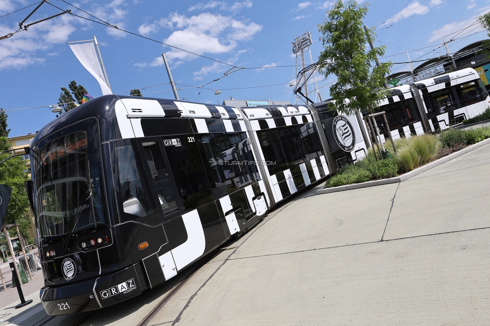 Sturm Strassenbahn
SK Sturm Graz Abo Vorverkauf, Praesentation Sturm Strassenbahn, Stadion Liebenau Graz, 01.06.2022.

Foto zeigt die Sturm Strassenbahn
