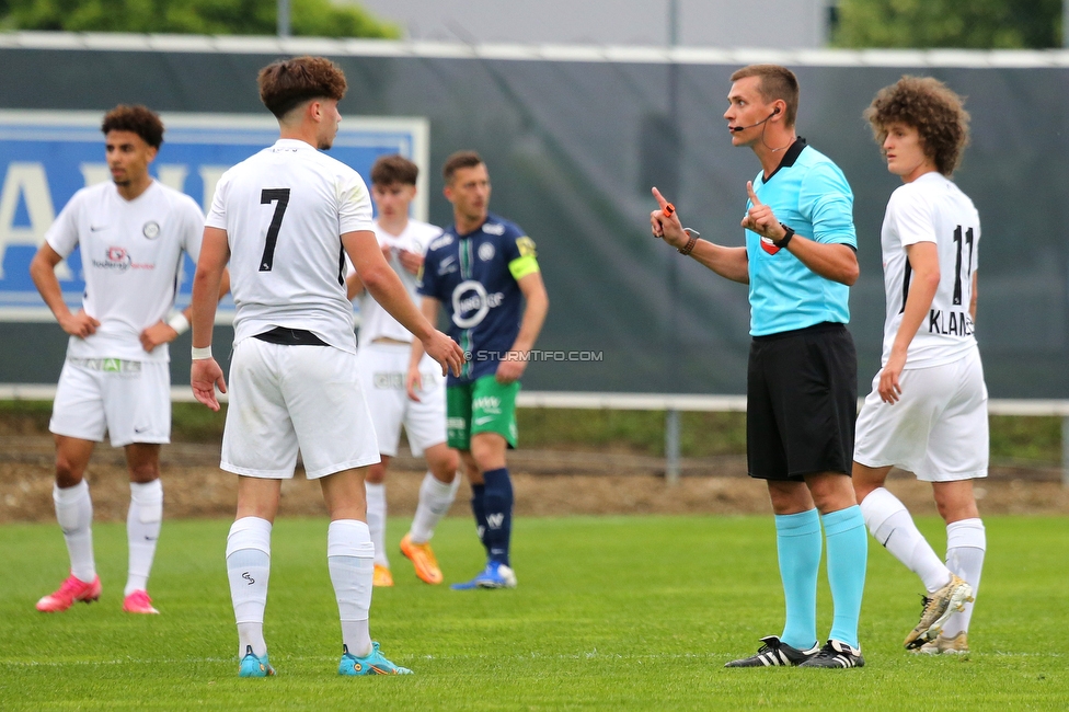 Sturm II - Hertha
Regionalliga Mitte, 33. Runde,  SK Sturm Graz II - WSC Hertha, Trainingszentrum Messendorf, 03.06.2022. 

Foto zeigt Tobias Strahlhofer (Sturm II) und Schiedsrichter Robert Radev
