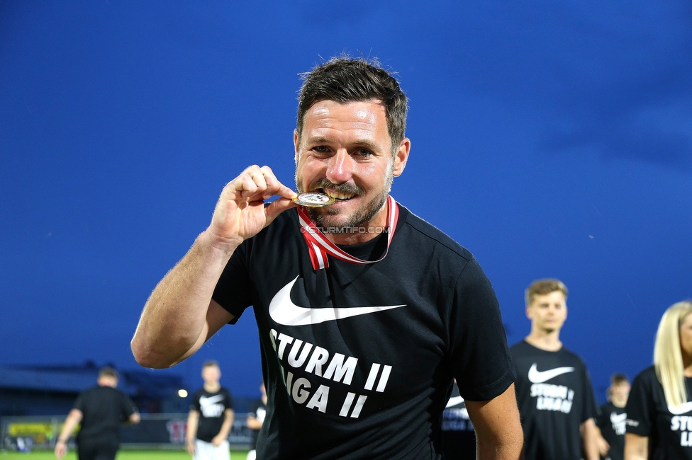 Sturm II - Hertha
Regionalliga Mitte, 33. Runde,  SK Sturm Graz II - WSC Hertha, Trainingszentrum Messendorf, 03.06.2022. 

Foto zeigt Spieler von Sturm II mit der Meistermedaille
