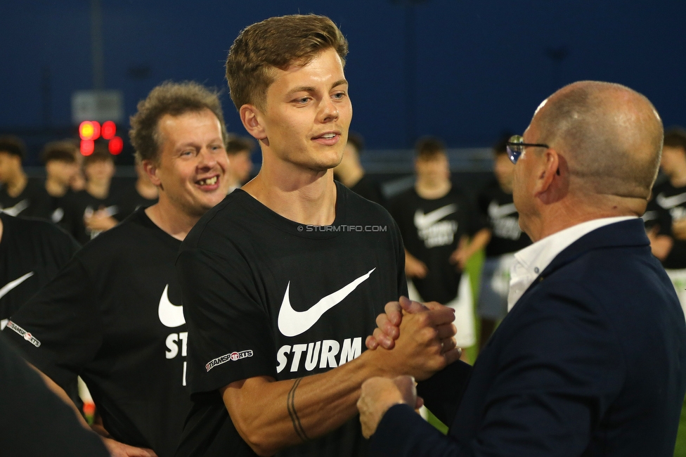 Sturm II - Hertha
Regionalliga Mitte, 33. Runde,  SK Sturm Graz II - WSC Hertha, Trainingszentrum Messendorf, 03.06.2022. 

Foto zeigt Spieler von Sturm II mit der Meistermedaille
