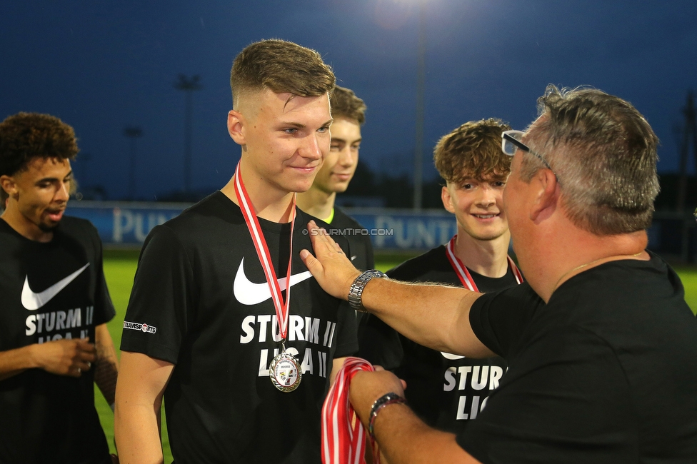 Sturm II - Hertha
Regionalliga Mitte, 33. Runde,  SK Sturm Graz II - WSC Hertha, Trainingszentrum Messendorf, 03.06.2022. 

Foto zeigt Spieler von Sturm II mit der Meistermedaille
