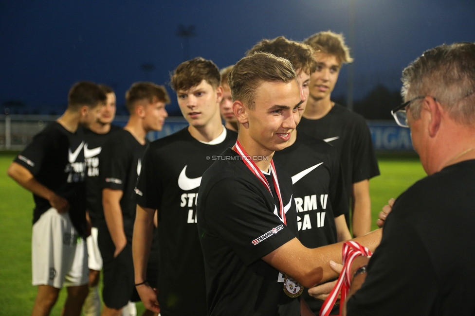 Sturm II - Hertha
Regionalliga Mitte, 33. Runde,  SK Sturm Graz II - WSC Hertha, Trainingszentrum Messendorf, 03.06.2022. 

Foto zeigt Spieler von Sturm II mit der Meistermedaille
