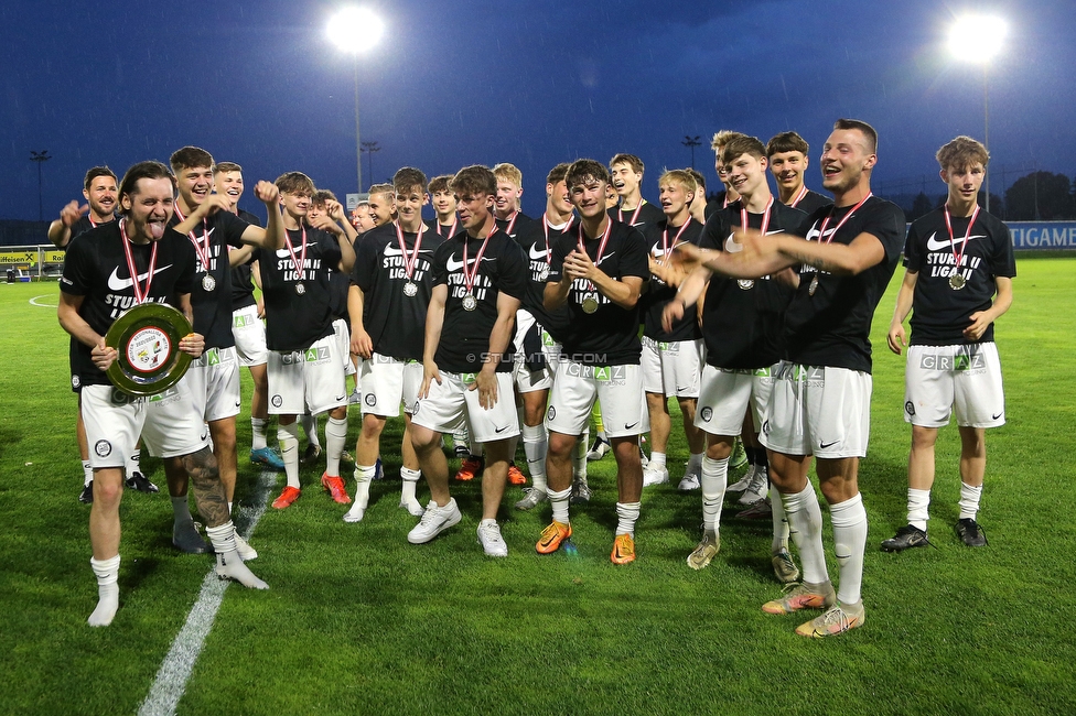 Sturm II - Hertha
Regionalliga Mitte, 33. Runde,  SK Sturm Graz II - WSC Hertha, Trainingszentrum Messendorf, 03.06.2022. 

Foto zeigt Mannschaft von Sturm II mit dem Meisterteller
