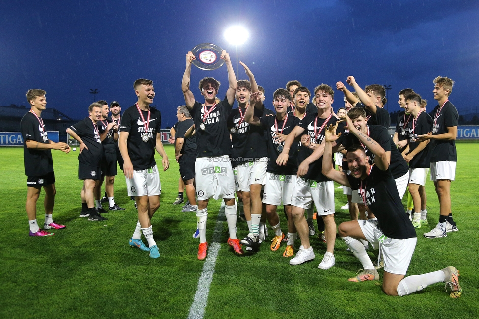 Sturm II - Hertha
Regionalliga Mitte, 33. Runde,  SK Sturm Graz II - WSC Hertha, Trainingszentrum Messendorf, 03.06.2022. 

Foto zeigt Mannschaft von Sturm II mit dem Meisterteller
