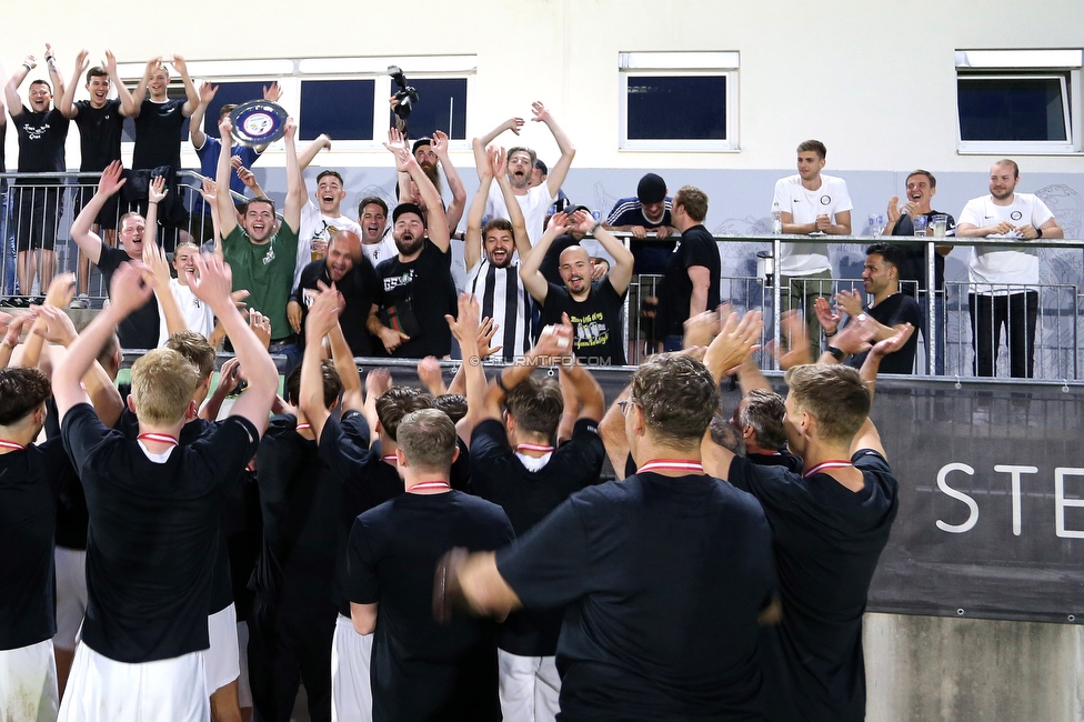 Sturm II - Hertha
Regionalliga Mitte, 33. Runde,  SK Sturm Graz II - WSC Hertha, Trainingszentrum Messendorf, 03.06.2022. 

Foto zeigt Mannschaft von Sturm II mit dem Meisterteller und Fans von Sturm
