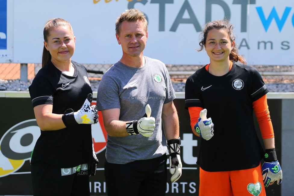 Sturm Damen - St. Poelten
OEFB Frauen Cup, Finale, SK Sturm Graz Damen - SKN St. Poelten Frauen, Stadion Amstetten, 04.06.2022. 

Foto zeigt Mariella El Sherif (Sturm Damen), Daniel Gutschi (Torwart Trainer Sturm Damen) und Vanessa Gritzner (Sturm Damen)
