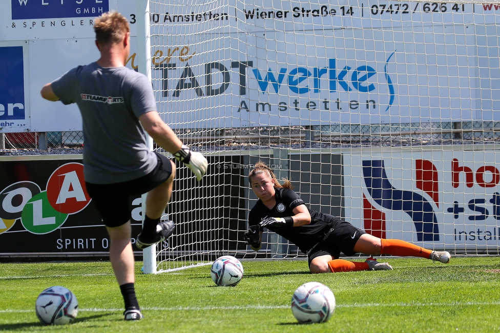 Sturm Damen - St. Poelten
OEFB Frauen Cup, Finale, SK Sturm Graz Damen - SKN St. Poelten Frauen, Stadion Amstetten, 04.06.2022. 

Foto zeigt Daniel Gutschi (Torwart Trainer Sturm Damen) und Mariella El Sherif (Sturm Damen)
