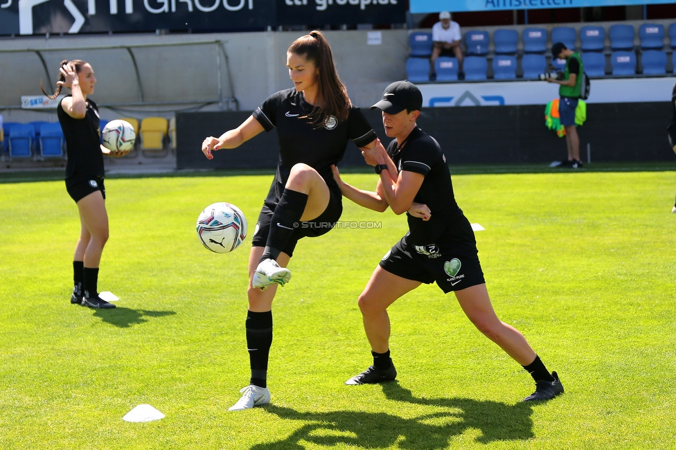 Sturm Damen - St. Poelten
OEFB Frauen Cup, Finale, SK Sturm Graz Damen - SKN St. Poelten Frauen, Stadion Amstetten, 04.06.2022. 

Foto zeigt Anna Malle (Sturm Damen) und Emily Cancienne (Assistenz Trainer Sturm Damen)
