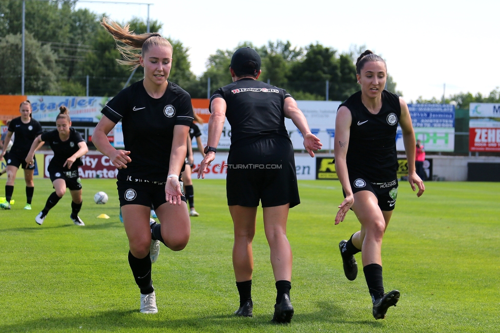 Sturm Damen - St. Poelten
OEFB Frauen Cup, Finale, SK Sturm Graz Damen - SKN St. Poelten Frauen, Stadion Amstetten, 04.06.2022. 

Foto zeigt Anna Maria Wirnsberger (Sturm Damen), Emily Cancienne (Assistenz Trainer Sturm Damen) und Andrea Glibo (Sturm Damen)
