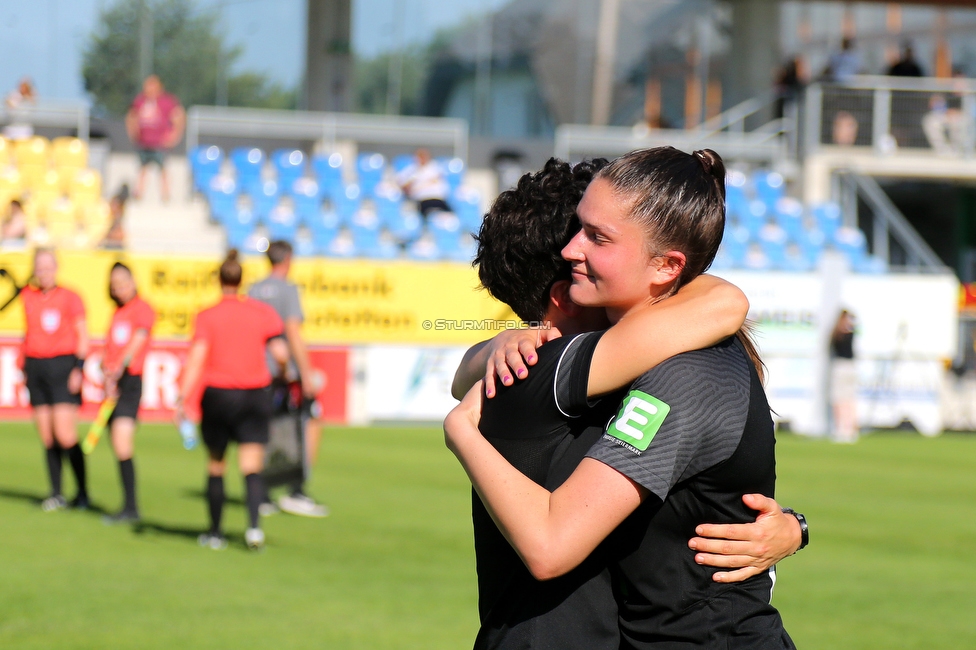 Sturm Damen - St. Poelten
OEFB Frauen Cup, Finale, SK Sturm Graz Damen - SKN St. Poelten Frauen, Stadion Amstetten, 04.06.2022. 

Foto zeigt Emily Cancienne (Assistenz Trainer Sturm Damen) und Anna Malle (Sturm Damen)
