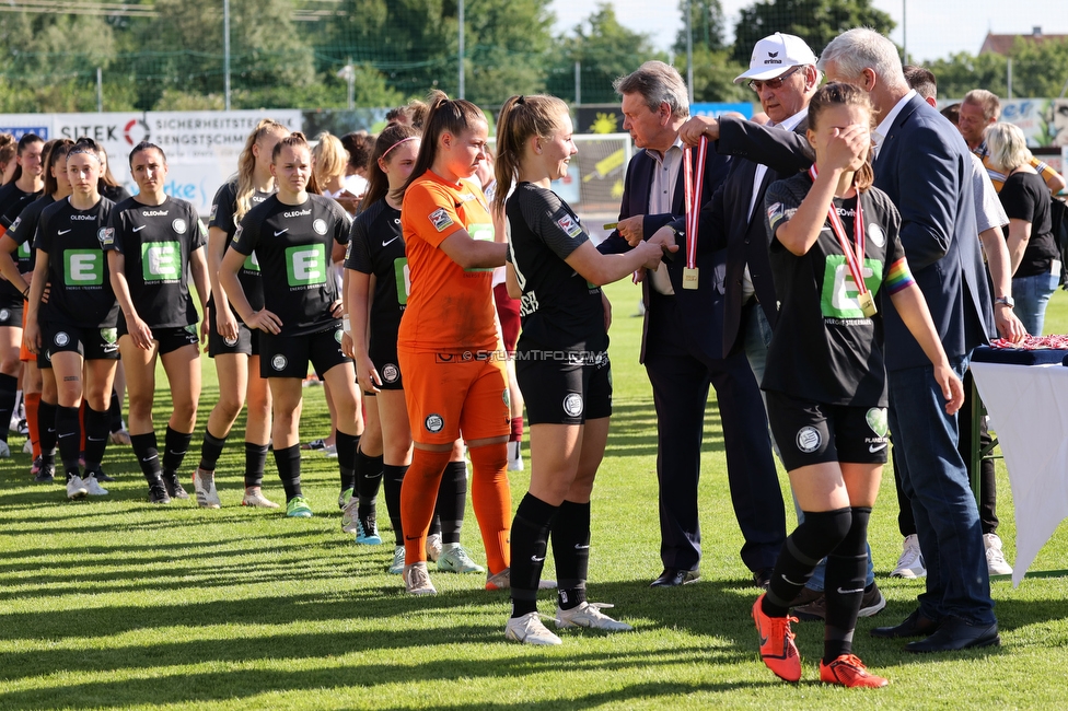 Sturm Damen - St. Poelten
OEFB Frauen Cup, Finale, SK Sturm Graz Damen - SKN St. Poelten Frauen, Stadion Amstetten, 04.06.2022. 

Foto zeigt die Mannschaft der Sturm Damen bei der Siegerehrung
