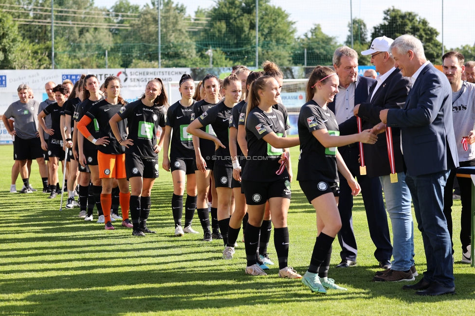 Sturm Damen - St. Poelten
OEFB Frauen Cup, Finale, SK Sturm Graz Damen - SKN St. Poelten Frauen, Stadion Amstetten, 04.06.2022. 

Foto zeigt die Mannschaft der Sturm Damen bei der Siegerehrung
