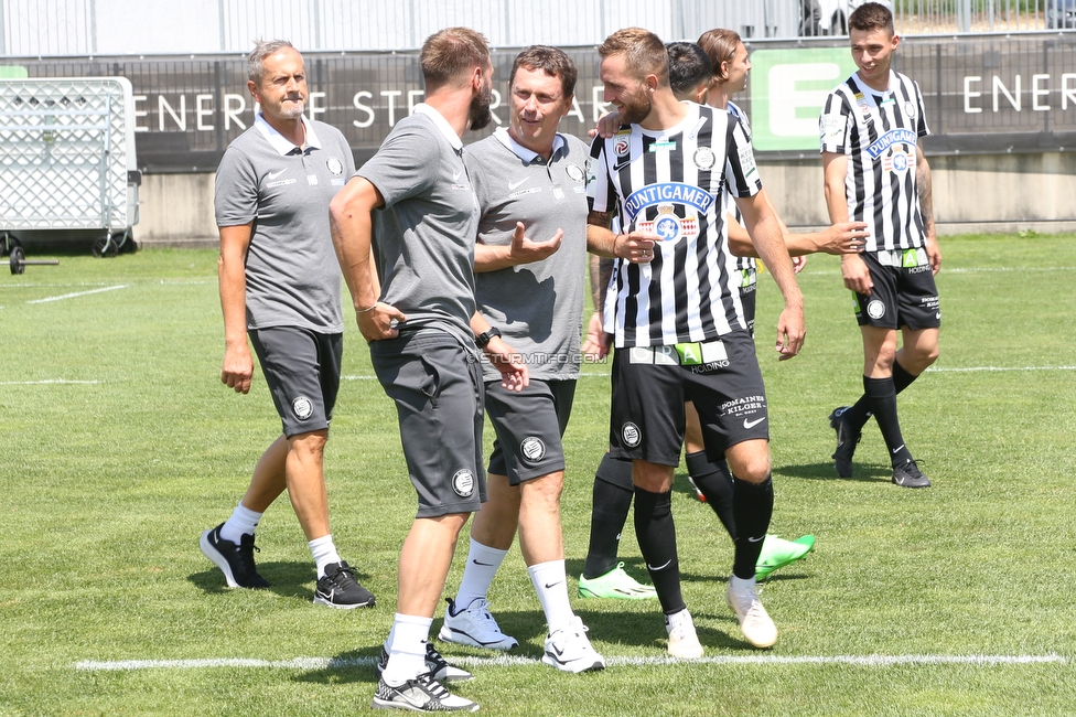 Sturm Graz Mannschaftsfoto
SK Sturm Graz Mannschaftsfoto, Trainingszentrum Messendorf, 06.07.2022. 

Foto zeigt Uwe Hoelzl (Co-Trainer Sturm) und Jakob Jantscher (Sturm)
