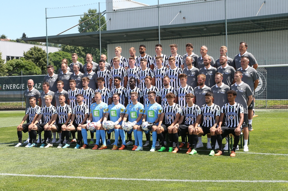 Sturm Graz Mannschaftsfoto
SK Sturm Graz Mannschaftsfoto, Trainingszentrum Messendorf, 06.07.2022. 

Foto zeigt Darinka Stock (Ernaehrungsberaterin Sturm), Sebastian Szvetits (Spielanalyst Sturm), Joe Flicker (Physiotherapeut Sturm), Michael Fiedler (Teamarzt Sturm), Niklas Geyrhofer (Sturm), Jon Gorenc-Stankovic (Sturm), Gregory Wuethrich (Sturm), Dominik Oroz (Sturm), Vincent Trummer (Sturm), Moritz Lindbichler (Physiotherapeut Sturm), Gerhard Hierzer (Masseur Sturm), Andreas Grabner (Physiotherapeut Sturm), Gerhard Wallner (Masseur Sturm),
Andreas Schicker (sportl. Geschaeftsfuehrer Sturm), Thomas Tebbich (wirtsch. Geschaeftsfuehrer Sturm), Guenther Neukirchner (Entwicklungscoach Sturm), Martin Ehrenreich (Teammanagement Sturm), Alexandar Borkovic (Sturm), Rasmus Hoejlund (Sturm), David Schnegg (Sturm), Ivan Ljubic (Sturm), David Affengruber (Sturm), Alexander Prass (Sturm), Bernd Prorok (Physiotherapeut Sturm), Remo Mally (Physiotherapeut Sturm), Christoph Hiden (Zeugwart Sturm), Simo Maric (Zeugwart Sturm),
Christian Ilzer (Cheftrainer Sturm), Uwe Hoelzl (Co-Trainer Sturm), Dominik Deutschl (Co-Trainer Sturm), Sandro Ingolitsch (Sturm), Christoph Lang (Sturm), Vesel Demaku (Sturm), Manprit Sarkaria (Sturm), Amadou Dante (Sturm), Stefan Hierlaender (Sturm), Jakob Jantscher (Sturm), Paul Komposch (Sturm), Stefan Loch (Tormanntrainer Sturm), Marco Angeler (Konditionstrainer Sturm), Paul Pajduch (Spielanalyst Sturm),
Sandro Schendl (Sturm), Samuel Stueckler (Sturm), Tomi Horvat (Sturm), Otar Kiteishvili (Sturm), Christopher Giuliani (Sturm), Tobias Schuetzenauer (Sturm), Joerg Siebenhandl (Sturm), Luka Maric (Sturm), Luca Kronberger (Sturm), Moritz Wels (Sturm), Jusuf Gazibegovic (Sturm) und Simon Nosa Salami Nelson (Sturm)
