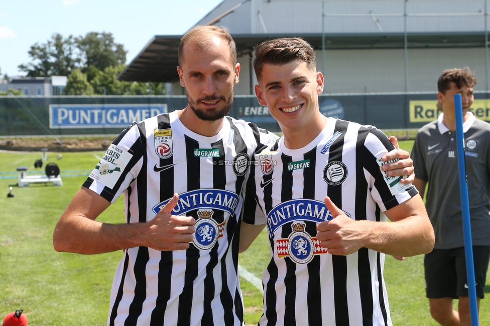 Sturm Graz Mannschaftsfoto
SK Sturm Graz Mannschaftsfoto, Trainingszentrum Messendorf, 06.07.2022. 

Foto zeigt Jon Gorenc-Stankovic (Sturm) und Ivan Ljubic (Sturm)
