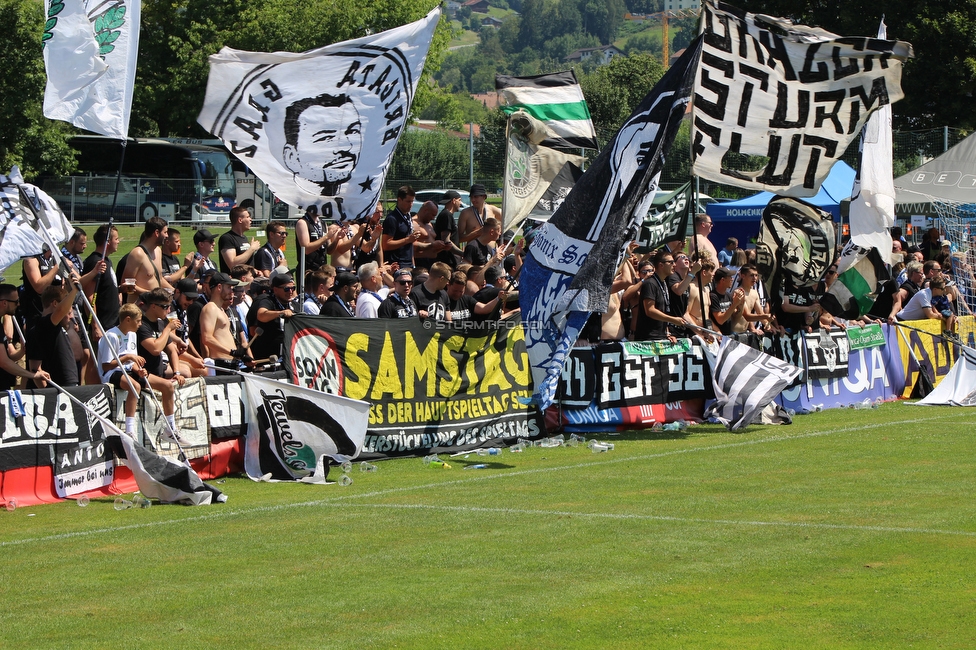 Roethis - Sturm Graz
OEFB Cup, 1. Runde, SC Roethis - SK Sturm Graz, Sportplatz an der Ratz, 16.07.2022. 

Foto zeigt Fans von Sturm mit einem Spruchband
Schlüsselwörter: samstag