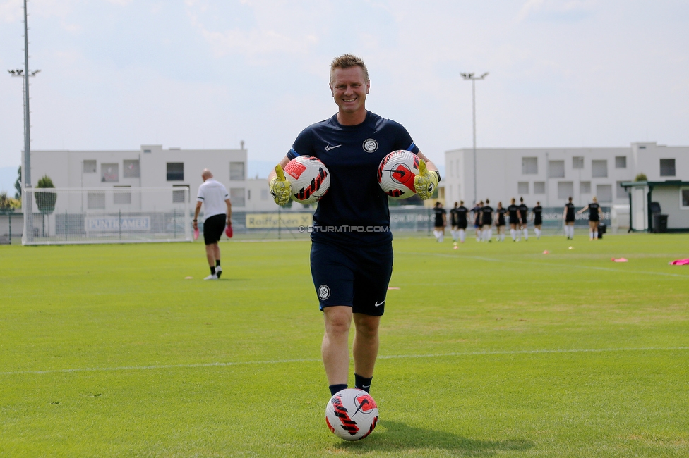 Sturm Damen - Haladas-Viktoria Szombathely
Testspiel, SK Sturm Graz Damen - Haladas-Viktoria Szombathely, Trainingszentrum, 23.07.2022. 

Foto zeigt Daniel Gutschi (Torwart Trainer Sturm Damen)
