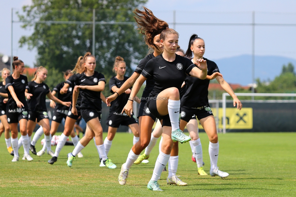 Sturm Damen - Haladas-Viktoria Szombathely
Testspiel, SK Sturm Graz Damen - Haladas-Viktoria Szombathely, Trainingszentrum, 23.07.2022. 

Foto zeigt die Mannschaft der Sturm Damen
