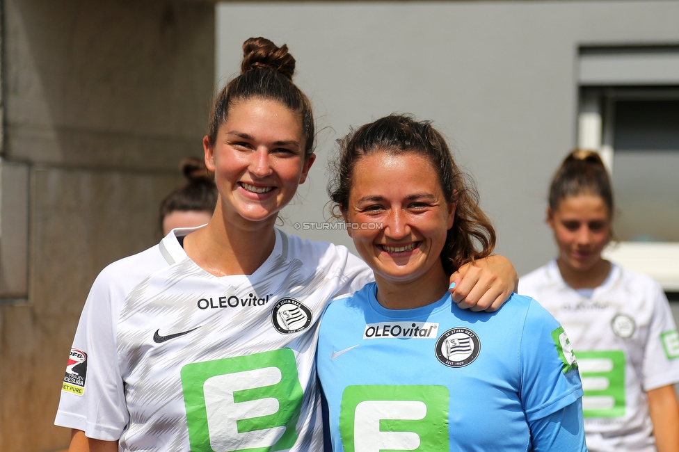 Sturm Damen - Haladas-Viktoria Szombathely
Testspiel, SK Sturm Graz Damen - Haladas-Viktoria Szombathely, Trainingszentrum, 23.07.2022. 

Foto zeigt Anna Malle (Sturm Damen)und Vanessa Gritzner (Sturm Damen)
