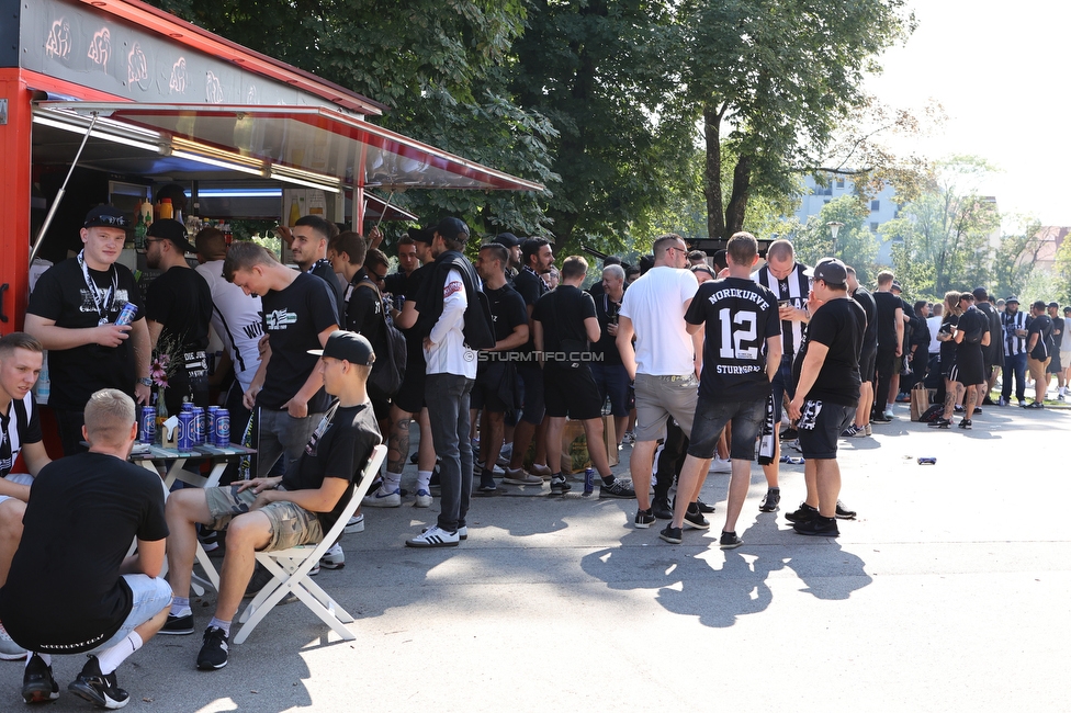 Sturm Graz - RB Salzburg
Oesterreichische Fussball Bundesliga, 2. Runde, SK Sturm Graz - FC RB Salzburg, Stadion Liebenau Graz, 30.07.2022. 

Foto zeigt Fans von Sturm im Augarten
