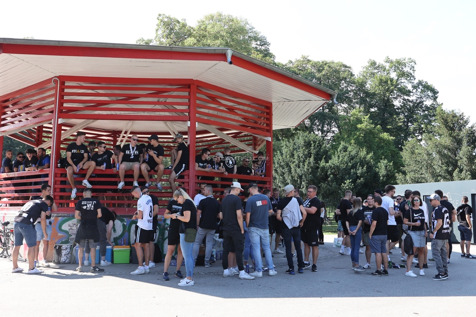 Sturm Graz - RB Salzburg
Oesterreichische Fussball Bundesliga, 2. Runde, SK Sturm Graz - FC RB Salzburg, Stadion Liebenau Graz, 30.07.2022. 

Foto zeigt Fans von Sturm im Augarten
