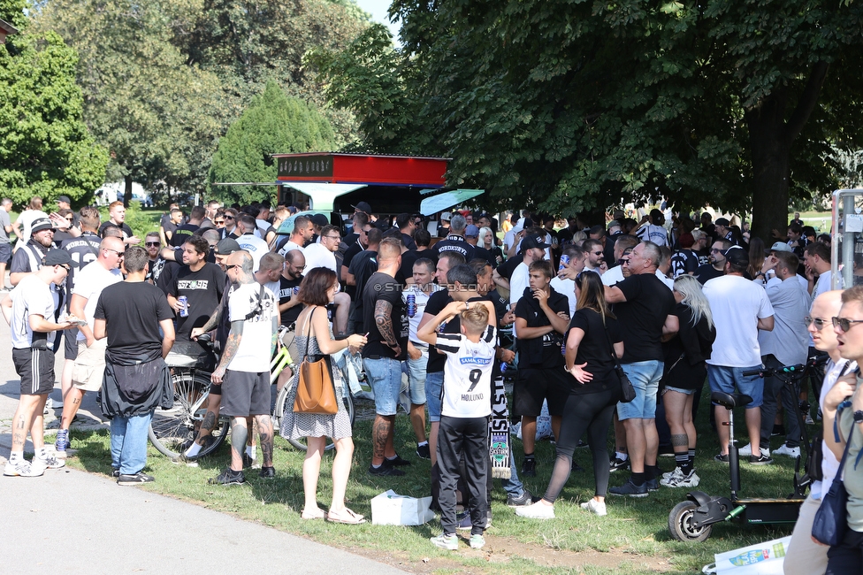 Sturm Graz - RB Salzburg
Oesterreichische Fussball Bundesliga, 2. Runde, SK Sturm Graz - FC RB Salzburg, Stadion Liebenau Graz, 30.07.2022. 

Foto zeigt Fans von Sturm im Augarten
