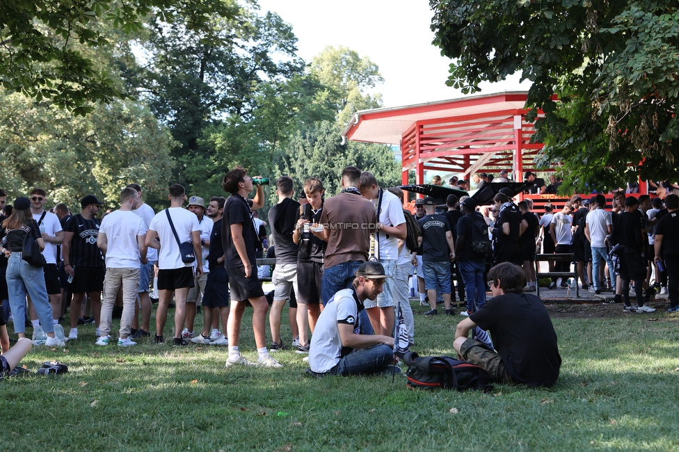 Sturm Graz - RB Salzburg
Oesterreichische Fussball Bundesliga, 2. Runde, SK Sturm Graz - FC RB Salzburg, Stadion Liebenau Graz, 30.07.2022. 

Foto zeigt Fans von Sturm im Augarten
