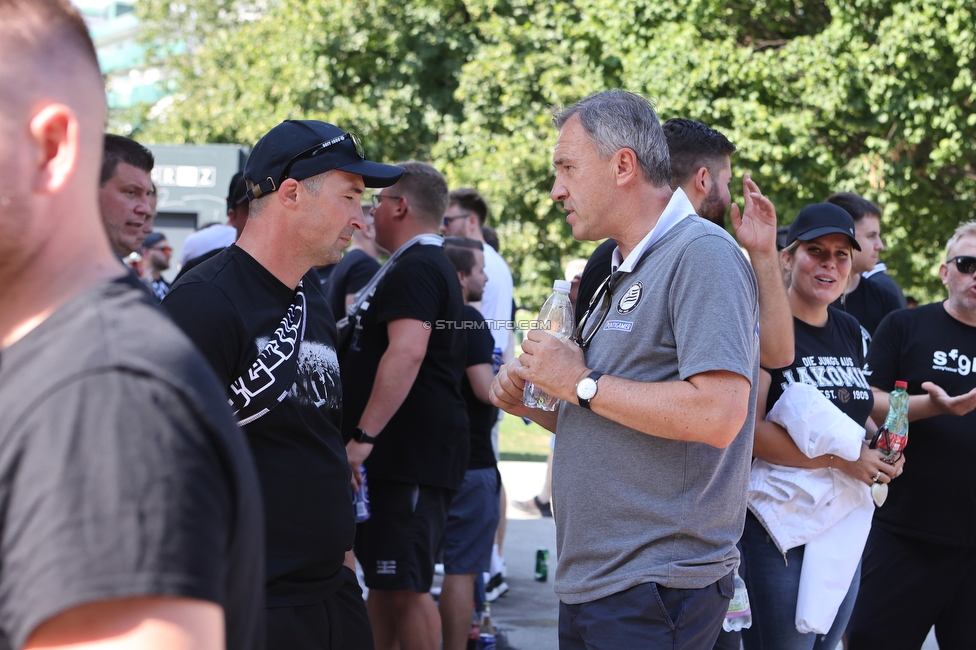 Sturm Graz - RB Salzburg
Oesterreichische Fussball Bundesliga, 2. Runde, SK Sturm Graz - FC RB Salzburg, Stadion Liebenau Graz, 30.07.2022. 

Foto zeigt Fans von Sturm und Christian Jauk (Praesident Sturm) im Augarten
