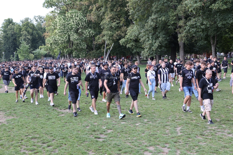 Sturm Graz - RB Salzburg
Oesterreichische Fussball Bundesliga, 2. Runde, SK Sturm Graz - FC RB Salzburg, Stadion Liebenau Graz, 30.07.2022. 

Foto zeigt Fans von Sturm im Augarten
