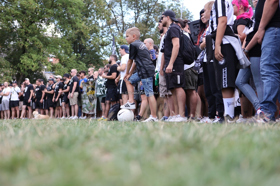 Sturm Graz - RB Salzburg
Oesterreichische Fussball Bundesliga, 2. Runde, SK Sturm Graz - FC RB Salzburg, Stadion Liebenau Graz, 30.07.2022. 

Foto zeigt Fans von Sturm im Augarten
