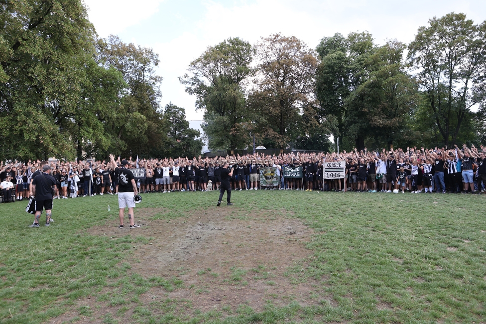 Sturm Graz - RB Salzburg
Oesterreichische Fussball Bundesliga, 2. Runde, SK Sturm Graz - FC RB Salzburg, Stadion Liebenau Graz, 30.07.2022. 

Foto zeigt Fans von Sturm im Augarten
