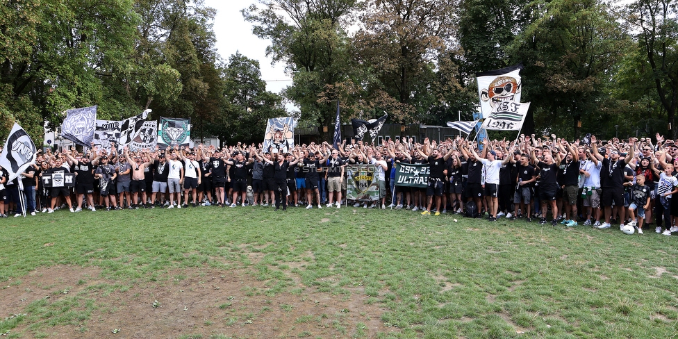 Sturm Graz - RB Salzburg
Oesterreichische Fussball Bundesliga, 2. Runde, SK Sturm Graz - FC RB Salzburg, Stadion Liebenau Graz, 30.07.2022. 

Foto zeigt Fans von Sturm im Augarten
