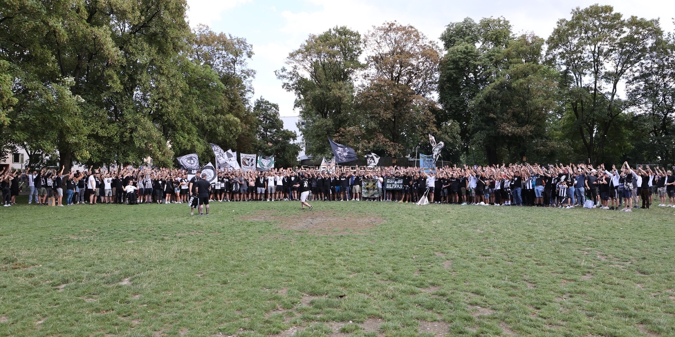 Sturm Graz - RB Salzburg
Oesterreichische Fussball Bundesliga, 2. Runde, SK Sturm Graz - FC RB Salzburg, Stadion Liebenau Graz, 30.07.2022. 

Foto zeigt Fans von Sturm im Augarten
